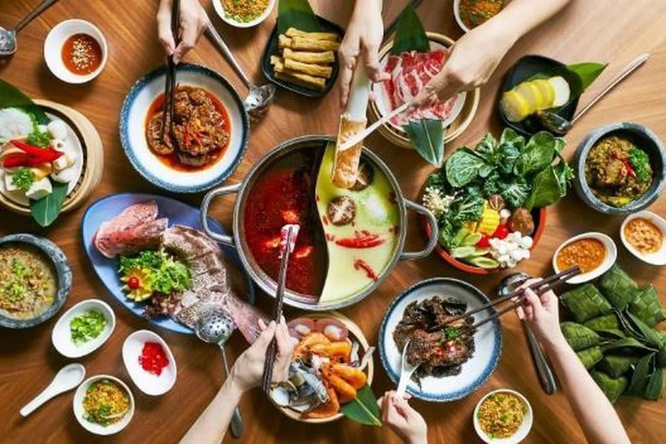 HIDANGAN TAHUN BARU CINA: Nikmati pelbagai juadah di The Buffet, Hotel M Singapore, seperti ikan salmon bakar dengan rempah Mala Si Chuan dan ‘Abalone Peng Cai with Dried Moss’.