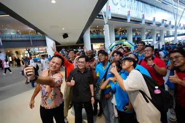 Menteri Negara Kanan (Pertahanan merangkap Tenaga Manusia), Encik Zaqy Mohamad, (kiri) dan Timbalan Perdana Menteri, Encik Heng Swee Keat (dua dari kiri) berswafoto bersama pelajar yang menyertai Tuisyen Mendaki (MTP) yang hadir ketika acara pelancaran Raikan Ilmu@Heartlands 2024 di Our Tampines Hub (OTH) pada 29 Jun. 