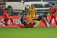 Benteng pertahanan Singapura mempamerkan semangat juang yang tinggi apabila menentang Vietnam di Stadium Kebangsaan My Dinh pada 31 Julai. Barisan pertahanan Singa, diketuai oleh pemain berpengalaman seperti Hariss Harun (dua dari kanan) dan penjaga gawang, Izwan Mahbud (tiga dari kanan), mempamerkan prestasi baik untuk mengikat Vietnam 0-0 dalam aksi Piala Asean Hyundai itu.