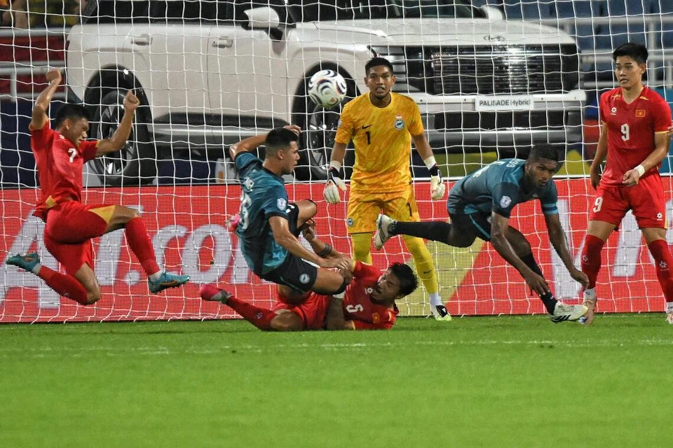 Benteng pertahanan Singapura mempamerkan semangat juang yang tinggi apabila menentang Vietnam di Stadium Kebangsaan My Dinh pada 31 Julai. Barisan pertahanan Singa, diketuai oleh pemain berpengalaman seperti Hariss Harun (dua dari kanan) dan penjaga gawang, Izwan Mahbud (tiga dari kanan), mempamerkan prestasi baik untuk mengikat Vietnam 0-0 dalam aksi Piala Asean Hyundai itu.