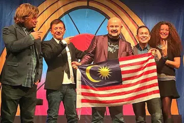 PIKAT PENONTON SEDUNIA: Dengan pencapaian 3.8 juta undian dalam talian, Harith Iskander (tengah) bangga dapat menjuarai peraduan Laugh Factory, 'Insan Paling Lucu Di Dunia', berbekalkan jenama humor 'orang Malaysia'. - Foto INSTAGRAM JEZAMINE LIM ISKANDER