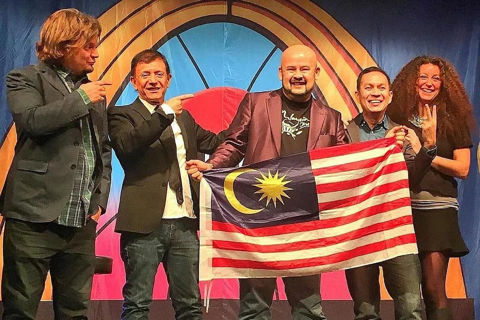 PIKAT PENONTON SEDUNIA: Dengan pencapaian 3.8 juta undian dalam talian, Harith Iskander (tengah) bangga dapat menjuarai peraduan Laugh Factory, 'Insan Paling Lucu Di Dunia', berbekalkan jenama humor 'orang Malaysia'. - Foto INSTAGRAM JEZAMINE LIM ISKANDER