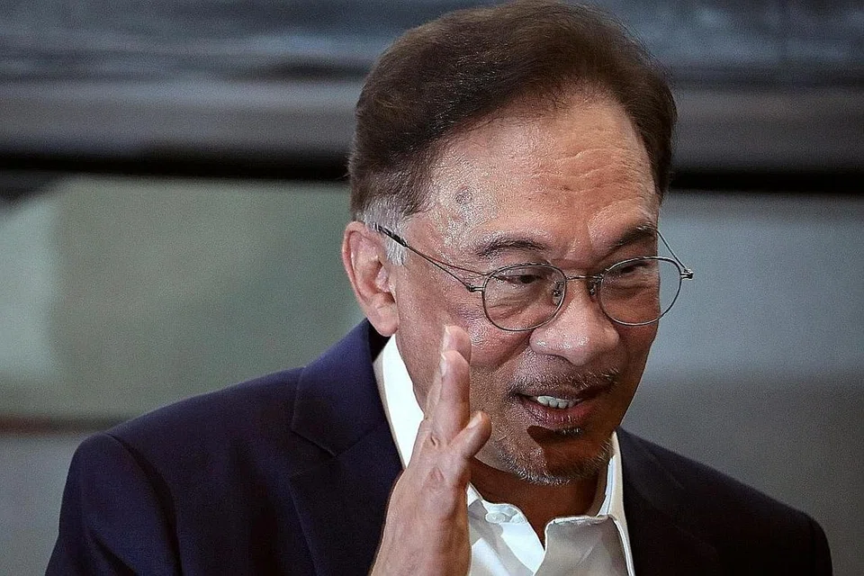 MENGADAP AGONG: Ketua Pembangkang Malaysia, Datuk Seri Anwar Ibrahim (gambar atas), dijangka mengadap Yang di-Pertuan Agong, Al-Sultan Abdullah Ri'ayatuddin Al-Mustafa Billah Shah, hari ini. - Foto REUTERS