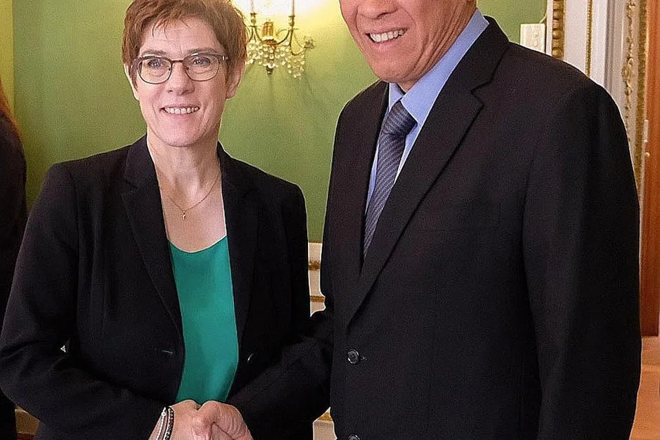 TEROKA PELUANG KERJASAMA BARU: Dr Ng (kanan) telah menemui Menteri Pertahanan Persekutuan Jerman, Cik Annegret Kramp-Karrenbauer, di luar acara Persidangan Keselamatan Munich ke-56 di Munich. - Foto MINDEF