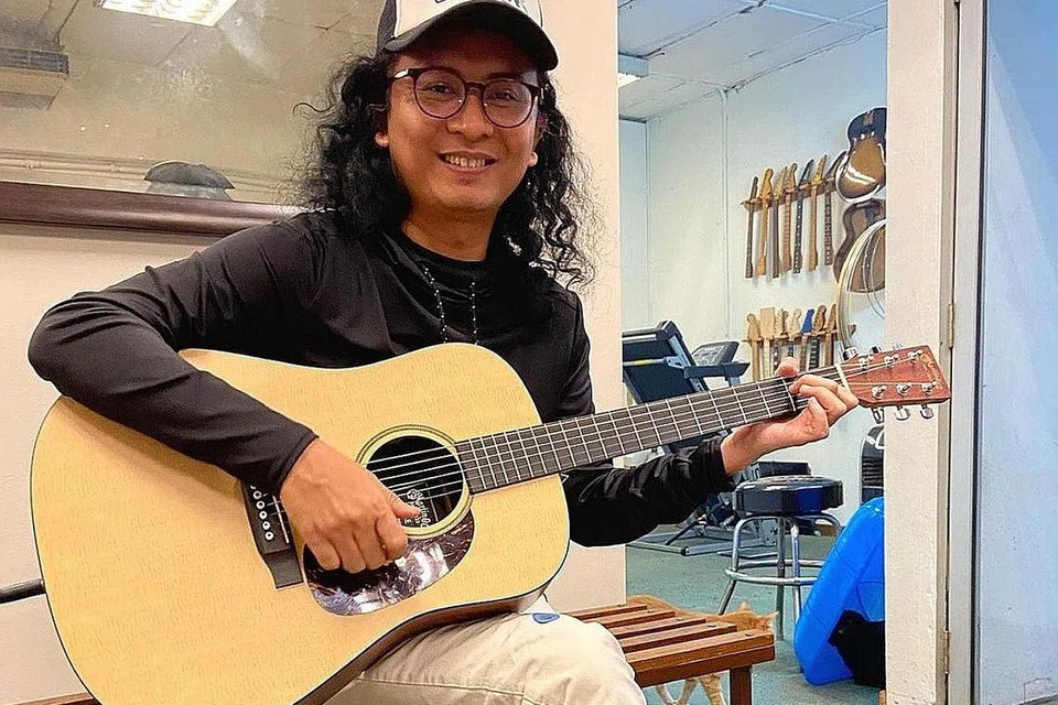 ALONG EXISTS: Penggubah lagu yang disegani dan mempunyai pengikut dari zaman band remajanya, Exists, terkenal berbincang dengan Rizman menerusi WhatsApp, e-mel, Messenger dan Telegram. - Foto INSTAGRAM ALONG EXISTS