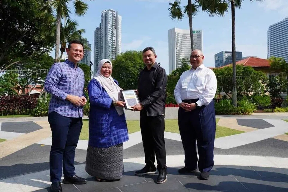 Putera Mahkota Brunei, yang juga Menteri Kanan di Pejabat Perdana Menteri Brunei, Putera Al-Muhtadee Billah, telah mengunjungi dua tapak warisan Melayu utama di Singapura, iaitu Masjid Sultan dan Taman Warisan Melayu (TWM), mendalami aspek sejarah dan warisan hidup yang dikongsi oleh Singapura dan Brunei, Pemangku Menteri Bertanggungjawab bagi Ehwal Masyarakat Islam, Encik Zaqy Mohamad, Program Pemimpin Muda (YLP) Singapura-Brunei yang ke-12