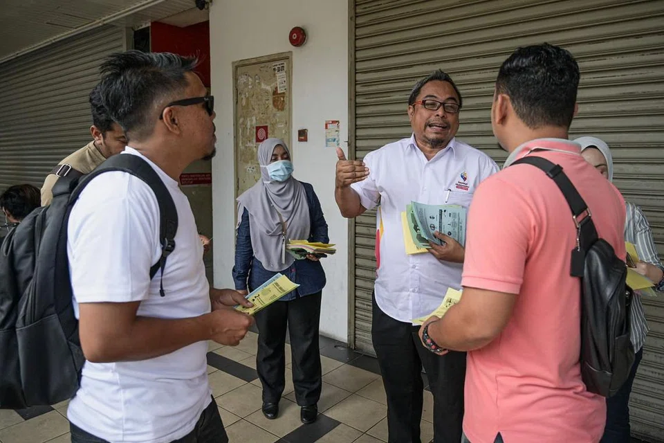 NASIHAT KESIHATAN: Pegawai Jabatan Penerangan Malaysia mengedar nasihat kesihatan kempen cegah jangkitan virus di Kuala Lumpur Jumaat lalu. - Foto AFP