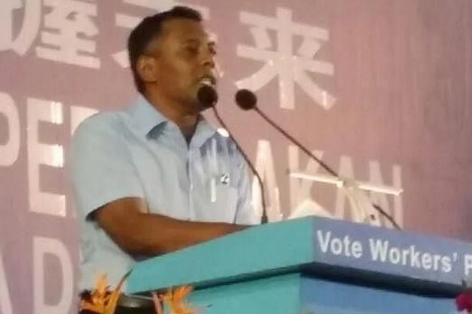ANTARA ISU YANG DIKETENGAHKAN: Encik Firuz mengutarakan isu kos sara hidup yang tinggi yang membelenggu warga semasa rapat pilihan raya WP di Stadium Serangoon, semalam. - Foto NUR FADHILAH SALLEH