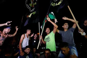 MERAIKAN GENCATAN SENJATA: Rakyat Palestin mengadakan perarakan di jalanan di Jaluran Gaza, Palestin, apabila pertempuran tamat, lewat malam kelmarin. - Foto REUTERS