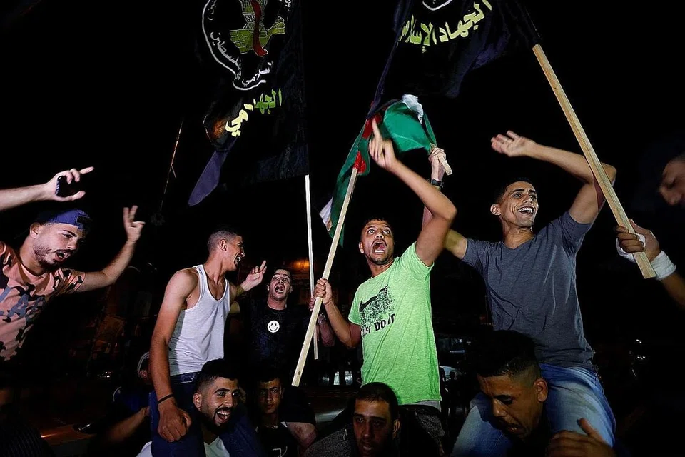 MERAIKAN GENCATAN SENJATA: Rakyat Palestin mengadakan perarakan di jalanan di Jaluran Gaza, Palestin, apabila pertempuran tamat, lewat malam kelmarin. - Foto REUTERS