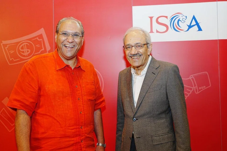 Pengerusi Bersama Pasukan Petugas Memperkukuh Firma Kecil dan Sederhana ISCA, Encik Helmi Ali Talib (kiri), berkata anugerah tersebut hanya diberikan kepada individu seperti Encik Sajjad (kanan) yang telah membuat sumbangan yang ketara dan cemerlang kepada bidang perakunan serta masyarakat luas.