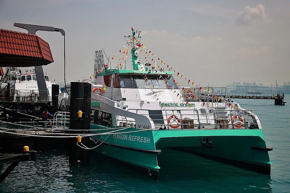 PERJALANAN LEBIH SENYAP: Feri yang digerakkan oleh kuasa elektrik sepenuhnya itu merupakan yang pertama buat Singapura dan buat Shell secara global. - Foto ST
