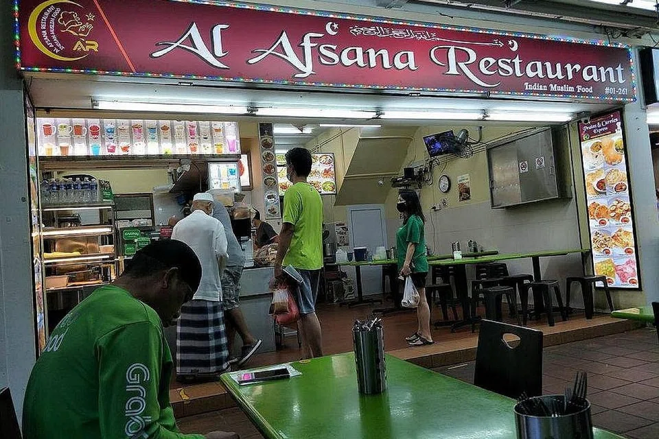 TUKAR PAPAN TANDA: Gambar atas pula menunjukkan papan tanda lama. - Foto INTERNET