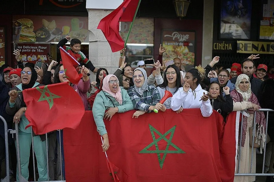 PESTA UNTUK SINGA ATLAS: Penyokong pasukan bola sepak kebangsaan Maghribi bersorak kepulangan pemain dari kejohanan bola sepak Piala Dunia Fifa 2022. - Foto EPA-EFE