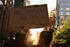 KEBIMBANGAN RAMAI: Seorang penunjuk perasaan di New York mengangkat sepanduk semasa tunjuk perasaan "Black Lives Matter" susulan kematian seorang warga berkulit hitam, Encik George Floyd, semasa ditahan sepasukan empat anggota polis di Minneapolis, pada 25 Mei lalu. Mayor New York, Encik Bill de Blasio, hari ini mengisytiharkan perintah berkurung dari 11 malam hingga 5 pagi bagi menghentikan keganasan yang berpunca dari tunjuk perasaan yang dijalankan secara aman. 