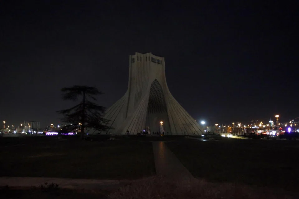 Menara Azadi di Teheran, Iran, juga memadamkan lampunya sebagai iltizam demi melestarikan bumi.