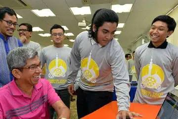 IDEA UNTUK MASJID BIJAK: (Berdiri, bermula tiga dari kiri) Encik Hadziq, Encik Syafiq dan Encik Hafidzuddin menerangkan kepada Dr Yaacob (duduk) mengenai aplikasi mereka. Bersama mereka ialah Pengarah Masjid Encik Mohd Helmy Mohd Isa (baju biru); dan Ketua Pembangunan Keupayaan Encik Adnan Abdul Hamid; kedua-duanya dari Majlis Ugama Islam Singapura (Muis). - Foto M.O. SALLEH