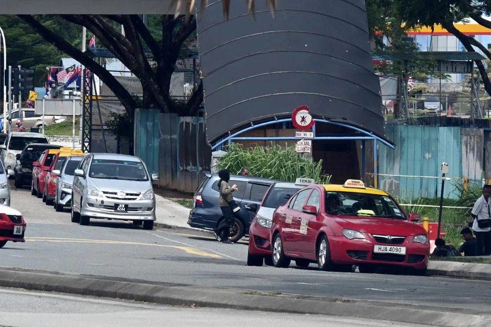 Kenderaan dipercayai milik pengendali ‘Pak Wanca’ berbaris di tepi jalan untuk menunggu penumpang di kawasan Pasar Awam dan Terminal Bas Larkin.