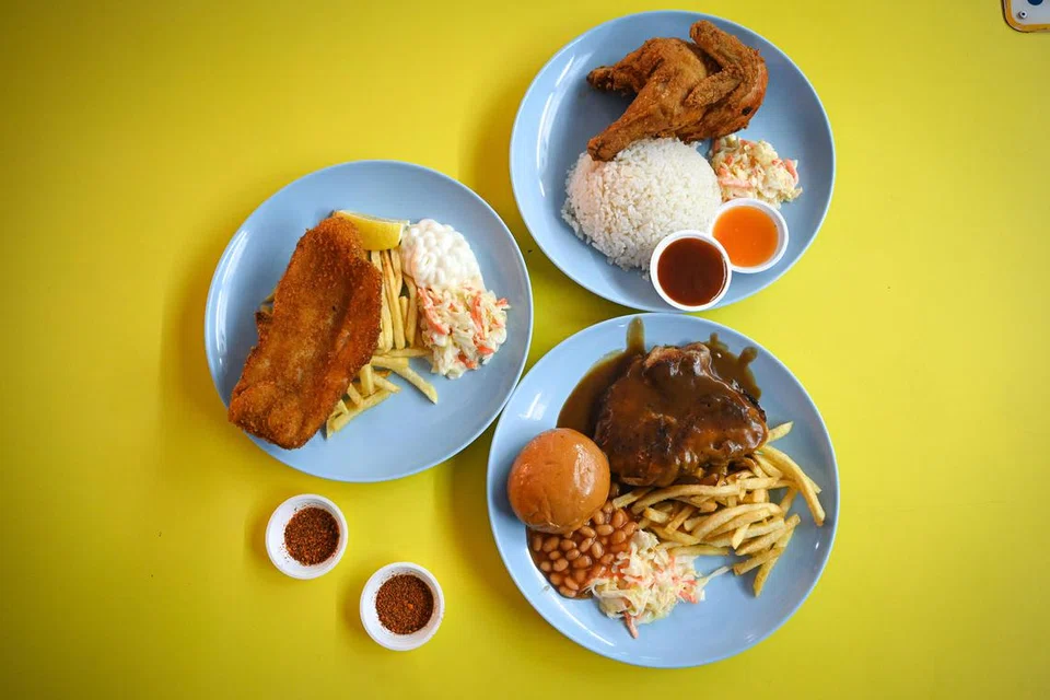 SAJIAN NOSTALGIK: Antara hidangan yang laris dijual di SS Western 66 termasuk ‘Fish & Chips’, ‘Half Spring Chicken’ serta nasi dan ‘Chicken Chop’. 