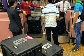 HULUR BANTUAN: Kakitangan SilkAir bantu mendaftar masuk peralatan yang dibawa pasukan HSL Constructor dan Aquayana bagi misi bantuan kemanusiaan di Laos. 
