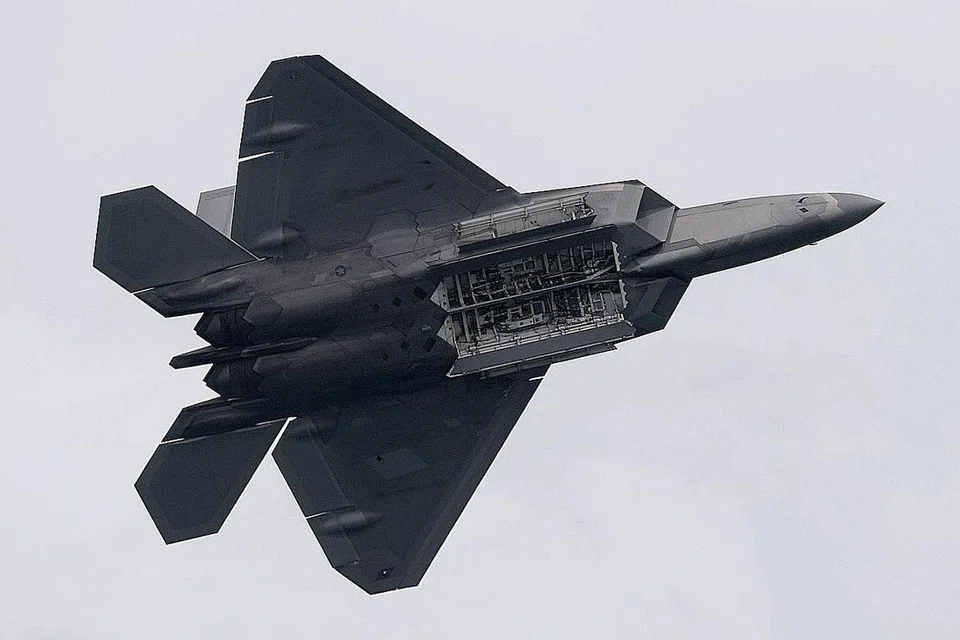 BERKESAN SEMASA BERTEMPUR: Jet pejuang F-22 Raptor Angkatan Udara Pasifik Amerika Syraikat melakukan manuver 'J-roll' di mana ia seolah-oleh terhenti di udara dan berputar balik menghadap bumi semasa Pertunjukan Udara Singapura. - Foto REUTERS