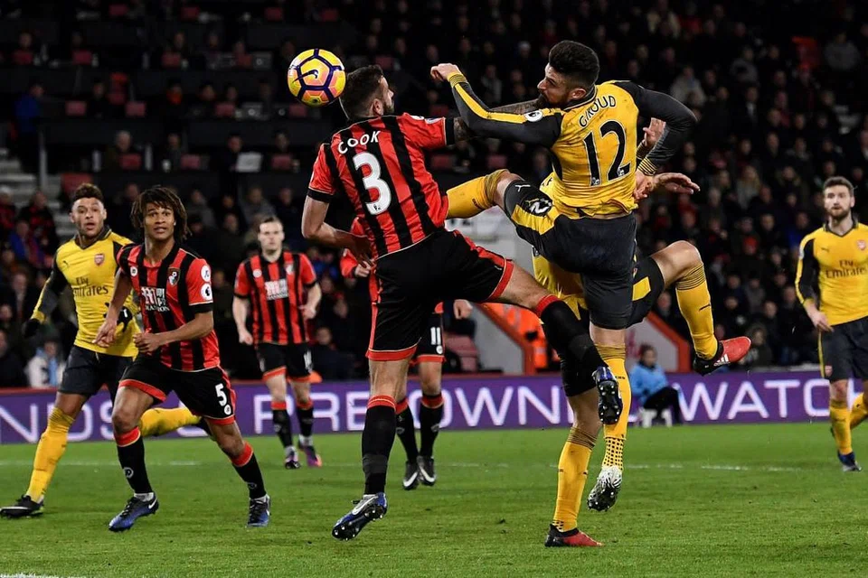Olivier Giroud menjarinkan gol ketiga Arsenal yang membolehkan ia seri 3-3 dengan Bournemouth dalam perlawanan EPL di Stadium Vitality pada 3 Januari 2017. 