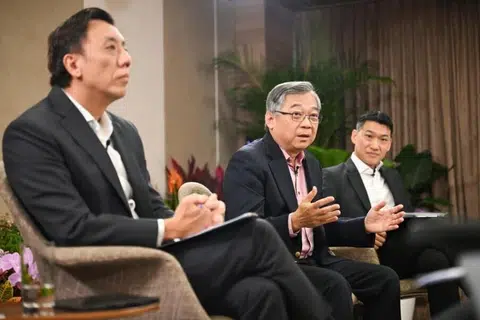 (Dari kiri) Pemangku Menteri Pengangkutan merangkap Menteri Negara Kanan (Kewangan), Encik Jeffrey Siow; Timbalan Perdana Menteri, Encik Gan Kim Yong; dan Pemangku Menteri Kebudayaan, Masyarakat dan Belia, Encik David Neo, pada sidang media Semakan Strategi Ekonomi (ESR) pada Januari lalu.