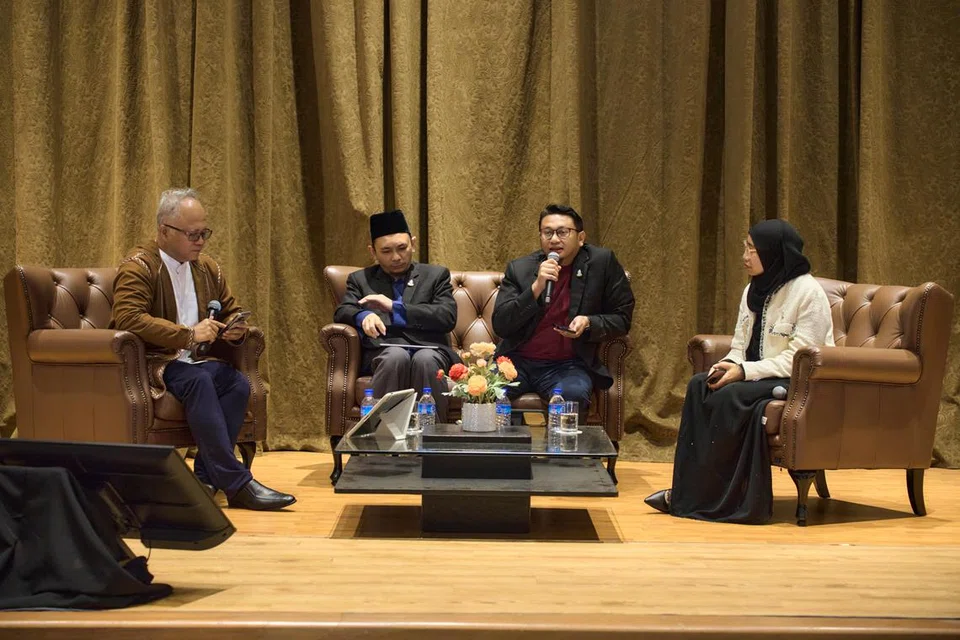 Anggota panel Forum Faraid: Wasiat Untuk Diriku, terdiri daripada (kedua dari kiri) pengurus dasar dan pembangunan agama, Majlis Ugama Islam Singapura (Muis), Ustaz Dr Feirul Maliq Intajalle; dan dua anggota Kumpulan Kerja Perancangan Legasi Islam (ILPW) Muis iaitu Encik Hafiz Noorahman, seorang pakar perancangan kewangan dan Cik Nur Liyana Sinwan, seorang peguam. Personaliti Sujimy Mohamad (paling kiri) merupakan pengacara dan moderator forum tersebut. 