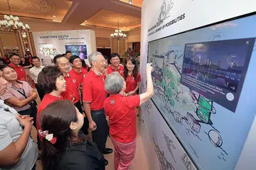 TINJAU PELAN: Encik Lee Hsien Loong dan isteri, Cik Ho Ching sempat meninjau rancangan pembangunan Downtown South, dalam satu pameran interaktif sebagai sebahagian daripada Sidang Perwakilan Nasional (NDC) NTUC 2019 di Orchid Country Club semalam. - Foto BH oleh ALPHONSUS CHERN