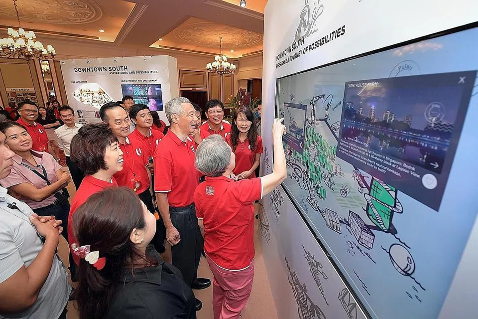 TINJAU PELAN: Encik Lee Hsien Loong dan isteri, Cik Ho Ching sempat meninjau rancangan pembangunan Downtown South, dalam satu pameran interaktif sebagai sebahagian daripada Sidang Perwakilan Nasional (NDC) NTUC 2019 di Orchid Country Club semalam. - Foto BH oleh ALPHONSUS CHERN