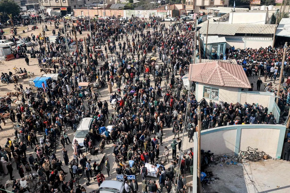 TADBIR SENDIRI GAZA: Penduduk Palestin mencari perlindungan di Rafah sedang Menteri Pertahanan Israel, Encik Yoav Gallant, berkata rakyat Palestin akan mentadbir sendiri Gaza selepas perang berakhir.