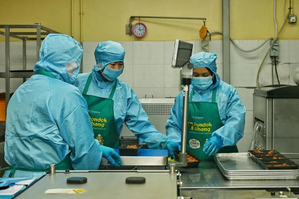 Kilang Pondok Abang yang terletak di Jurong Food Hub, mengeluarkan hidangan kegemaran pelanggan lebih awal bagi memenuhi permintaan tinggi. Antara hidangan popular ialah daging rendang lembu, sambal goreng pengantin, ayam masak merah dan bergedel kentang. 