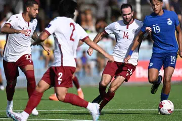 KURANG MENYENGAT: Penyerang muda Singapura, Ilhan Fandi (baju biru), beraksi menentang Guam dengan permulaan pertama beliau selepas kecederaan, namun belum berupaya membantu Singapura mencipta lebih banyak peluang dan jaringan gol.