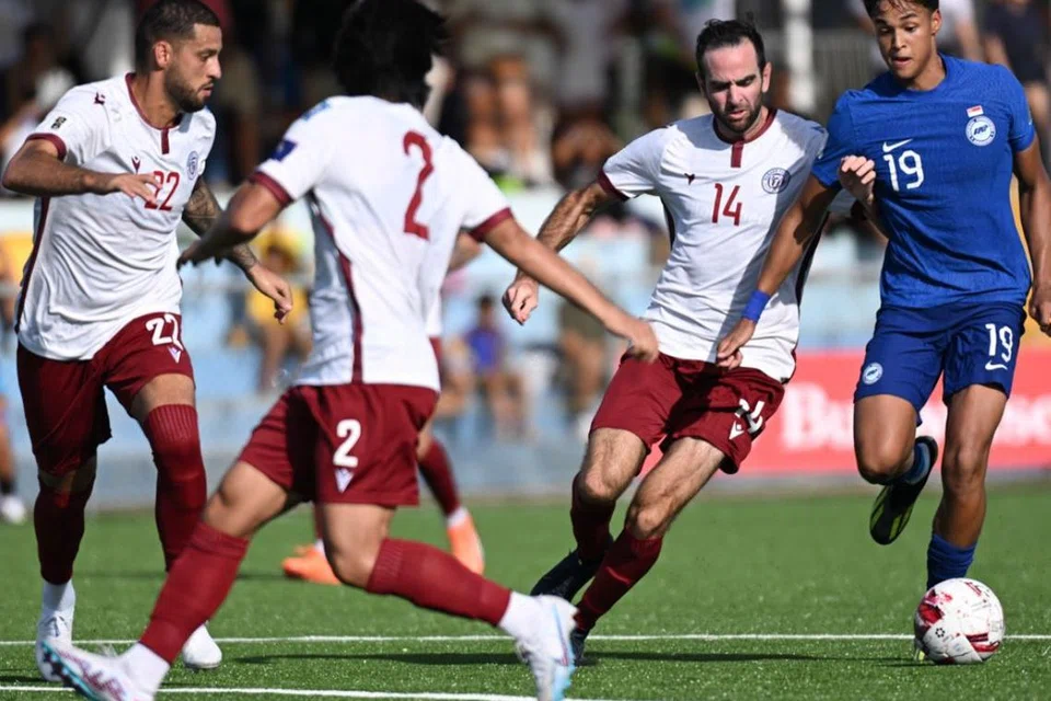 KURANG MENYENGAT: Penyerang muda Singapura, Ilhan Fandi (baju biru), beraksi menentang Guam dengan permulaan pertama beliau selepas kecederaan, namun belum berupaya membantu Singapura mencipta lebih banyak peluang dan jaringan gol.