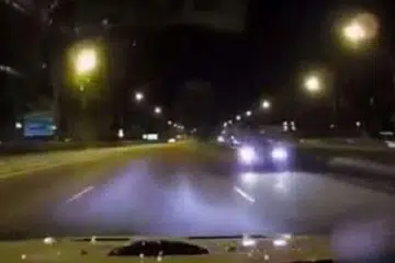 Kereta di depan ini dirakam dipandu bertentangan dengan arah trafik di AYE sekitar 1.30 pagi pada Khamis (5 Jan. ).PHOTO: SCREENGRAB FROM FACEBOOK