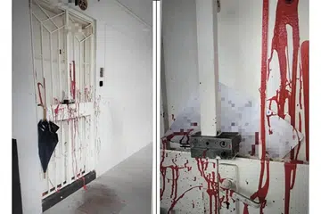 TERIMA UGUTAN: Pintu rumah mangsa disimbah cat merah oleh lelaki yang diberkas dan nota pemiutang juga diletakkan di pintu pagar. - Foto PASUKAN POLIS SINGAPURA