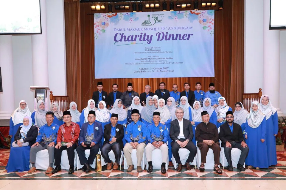 Lembaga Pentadbir dan warga kerja masjid (pada tahun 2017) pada acara pertama sempena acara Jamuan Amal untuk Dana Peningkatan Masjid Darul Makmur. Beberapa inisiatif pengumpulan dana bermula selepas acara ini, pada 2017.