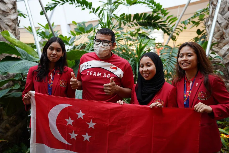 DISAMBUT MEGAH: Pesilat negara disambut dengan meriah oleh keluarga, rakan dan peminat di Lapangan Terbang Changi.