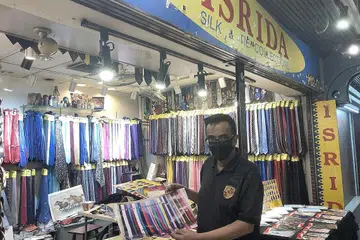 PERNIAGAAN TERJEJAS TERUK: Encik Shaik Mohamed Abdul Razak mengambil keputusan untuk menutup kedai Isrida Silk & Tie Collections di The Arcade pada akhir bulan depan dan beralih kepada perniagaan dalam talian. - Foto BH oleh NORHAIZA HASHIM