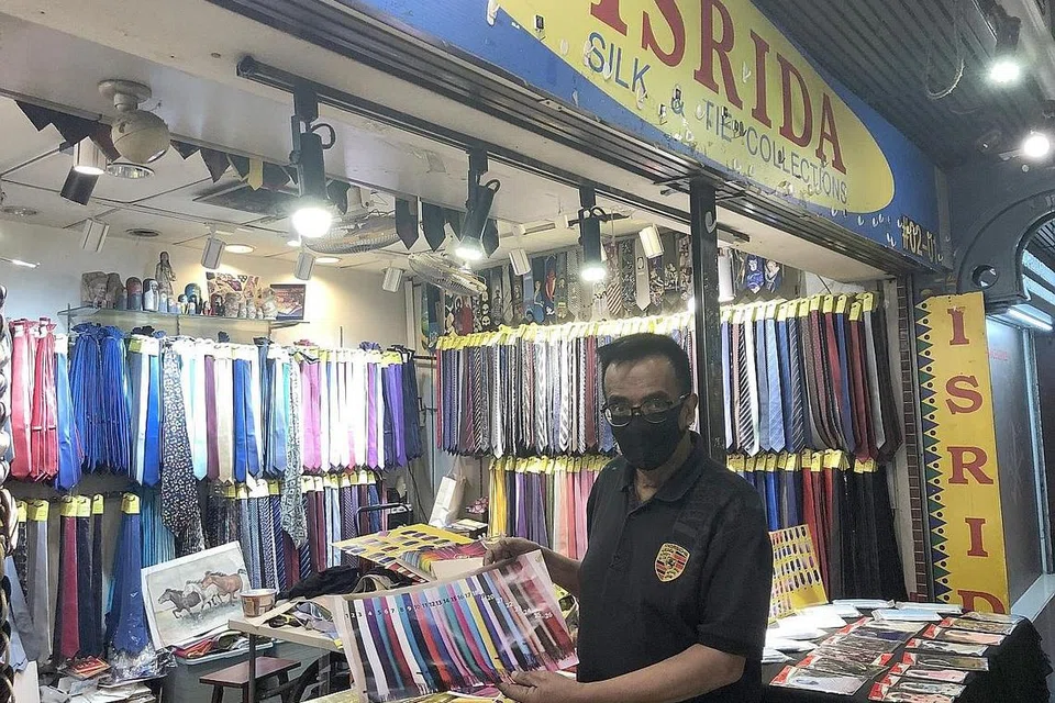 PERNIAGAAN TERJEJAS TERUK: Encik Shaik Mohamed Abdul Razak mengambil keputusan untuk menutup kedai Isrida Silk & Tie Collections di The Arcade pada akhir bulan depan dan beralih kepada perniagaan dalam talian. - Foto BH oleh NORHAIZA HASHIM