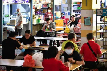 JUMLAH ORANG MASIH DIHADKAN: Sehingga kini, seramai dua orang dibenarkan untuk menjamu selera bersama di pusat penjaja dan kedai kopi, tidak kira mereka telah menerima vaksin. - Foto BH oleh LIM YAOHUI