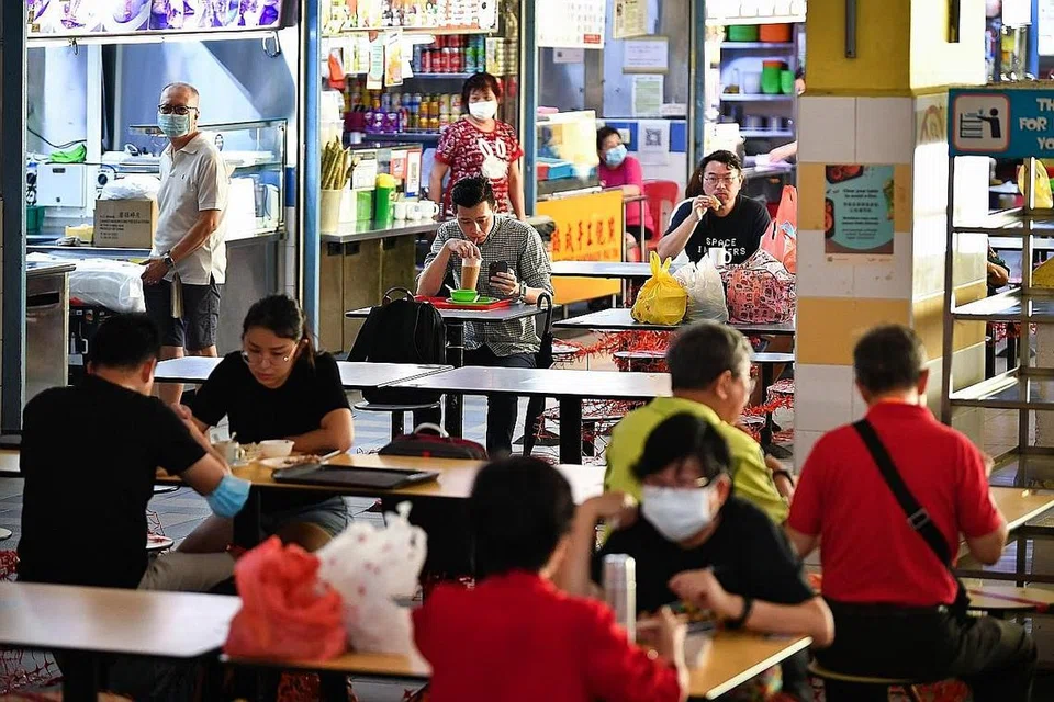 JUMLAH ORANG MASIH DIHADKAN: Sehingga kini, seramai dua orang dibenarkan untuk menjamu selera bersama di pusat penjaja dan kedai kopi, tidak kira mereka telah menerima vaksin. - Foto BH oleh LIM YAOHUI