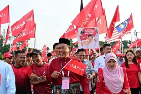 Menteri Besar sementara Negeri Sembilan yang juga Pengerusi Pakatan Harapan (PH) Negeri Sembilan, Datuk Seri Aminuddin Harun (tengah) ketika berarak bersama pengiring dan penyokong pada Hari Penamaan Calon sempena Pilihan Raya Negeri (PRN) Negeri Sembilan ke-16, pada 18 Julai lalu.
