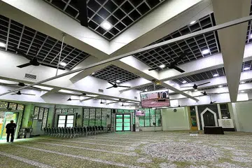 KERJA PENINGKATAN: Ruang solat di Masjid Kassim kini dilengkapi dengan alat hawa dingin, kipas angin baru dan karpet baru. - Foto BH oleh LIM YAOHUI