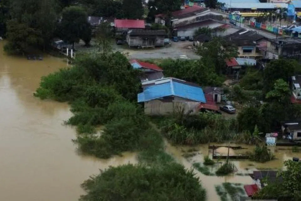Keadaan Sungai Golok di Rantau Panjang, Kelantan, yang meninggi walaupun cuaca cerah tanpa hujan menyebabkan penduduk bimbang risiko banjir.