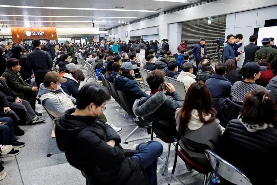 Anggota keluarga penumpang pesawat Jeju Air 2216 berkumpul di Lapangan Terbang Antarabangsa Muan, di Korea Selatan, pada 29 Disember untuk mendapatkan berita tentang nasib keluarga mereka.