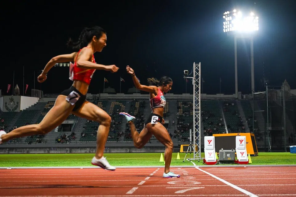 Ratu pecut Singapura, Shanti Pereira (kanan), mengatasi pencabar terdekatnya dari Vietnam, Le Thi Cam Tu di acara lumba 200 meter wanita di Sukan SEA 2025.