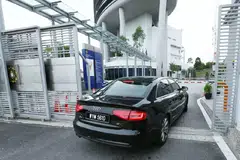 BERI KETERANGAN: Kereta yang membawa anak tiri mantan Perdana Menteri Malaysia Datuk Seri Najib Tun Razak, Encik Riza Aziz, tiba di Ibu Pejabat SPRM. 