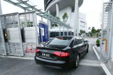 BERI KETERANGAN: Kereta yang membawa anak tiri mantan Perdana Menteri Malaysia Datuk Seri Najib Tun Razak, Encik Riza Aziz, tiba di Ibu Pejabat SPRM. 