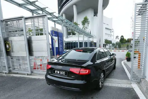 BERI KETERANGAN: Kereta yang membawa anak tiri mantan Perdana Menteri Malaysia Datuk Seri Najib Tun Razak, Encik Riza Aziz, tiba di Ibu Pejabat SPRM. 